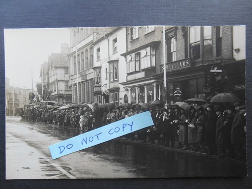 Crowds bridge street stratford - crowds,