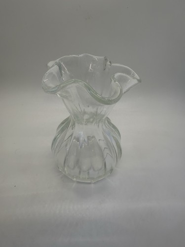 Vintage art glass vase - art, ruffled