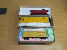 BT429: Roundhouse Made / Unmade HO Gauge Railway Kits x 3 - Caboose, Box, Refer