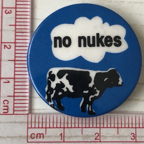 Vintage cnd nukes 32mm - 32mm, pin