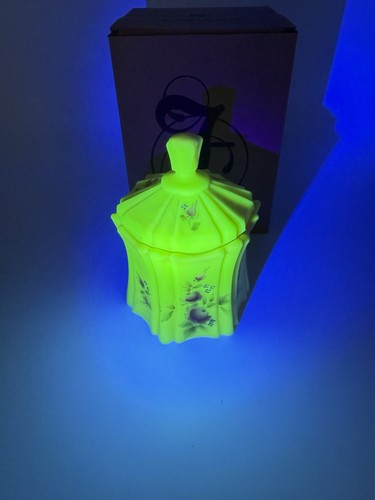 Fenton burmese uranium hand - uranium,