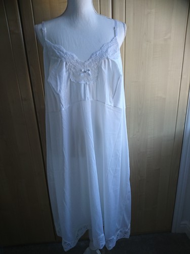 Vtg glossy nylon lace semi - vtg,