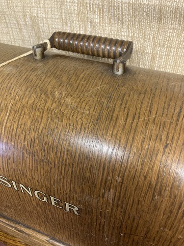 Singer sewing machine - , wooden