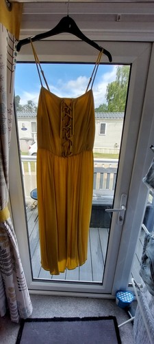 This good looking yellow - looking,