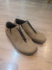 Womens size 5 flexifeet beige