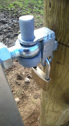 Anti theft gate bracket - , wooden