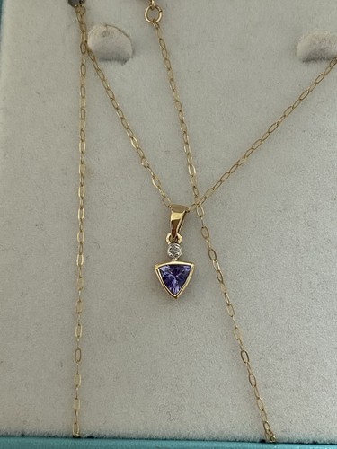 Stunning dainty 9ct trillion - stunning,