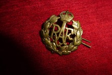 ORIGINAL WW2 ROYAL AIR FORCE RAF CAP BADGE WITH SPLIT PIN.