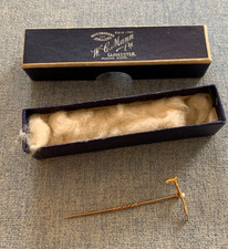 VINTAGE GOLD & PLATINUM? HUNTING CRAVAT PIN RIDING CROP SHAPE 5cm-LONG 1g (P2)
