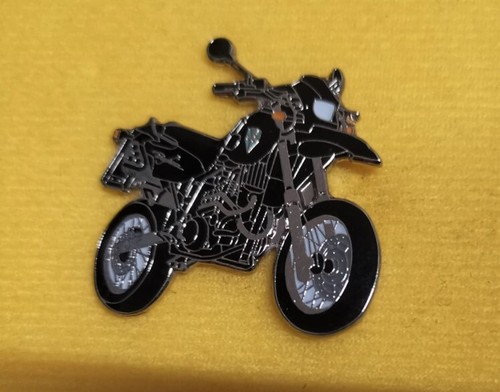 Baghira street lapel pin - street,