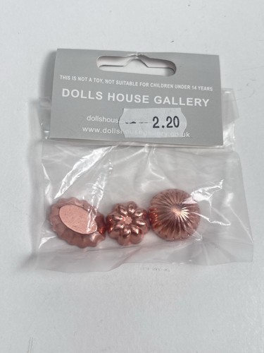Dolls house gallery - dolls,