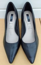 M & S SIZE 7 WIDE FIT BLACK LEATHER COURT SHOES. B243113025B338