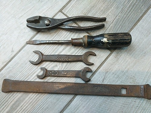 Vintage ford auto - auto, toolkit