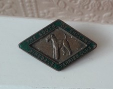 THE SOUTH OF ENGLAND AIREDALE TERRIER CLUB METAL ENAMEL PIN BADGE