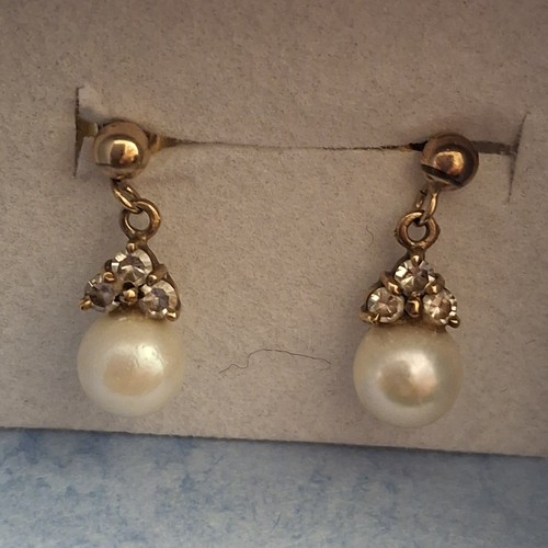 Very dainty 9ct gold pearl - very,