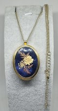 Beautiful vintage dried flower necklace.