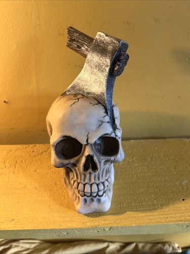 Medium resin skull ornament - medium,