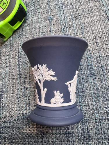 Wedgwood dark blue vase - dark,