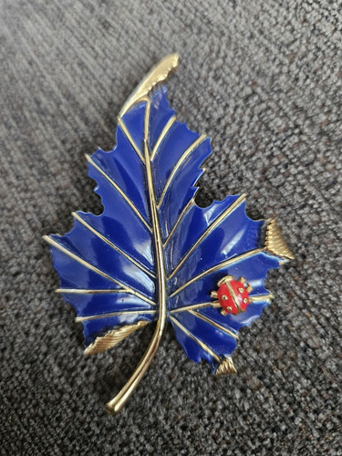 Vintage crown trifari blue - crown,