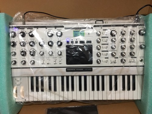 Moog voyager white performer - white,