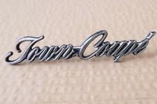 TOWN COUPE ITALIC SCRIPT FORD CAR BADGE for LINCOLN 1973+. D3V-6550398-AA. 40170