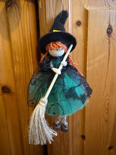 Black and green hanging witch - black,