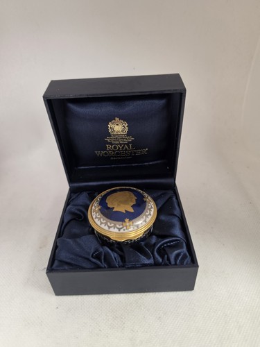 Royal worcester pill box queen - royal,