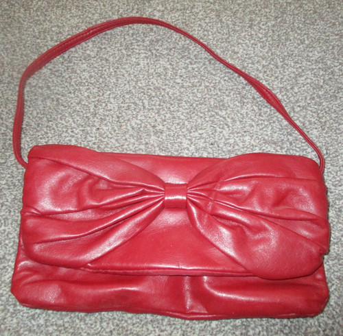 Atmosphere small red bow