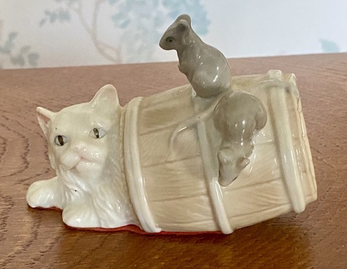 Vintage white cat barrel - a,
