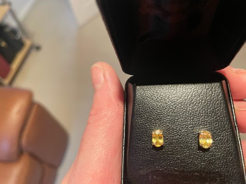 9ct gold sphene - 9ct, stud