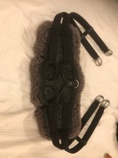Stubben Equi-soft girth 125cm, black, with grey sheepskin pad.