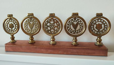 A SUPERB DISPLAY OF 5 ANTIQUE HORSE BRASS SWINGERS ON COPPER STAND - HEARTS ETC