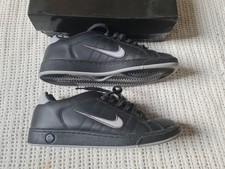 Vintage 2011 Black Nike Court