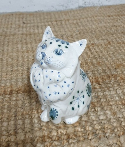 Rye studio pottery sitting - pottery,