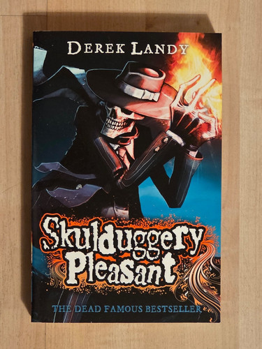 Skulduggery pleasant book - book, 1