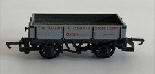 HORNBY RAILWAYS, OO GAUGE R151  3 PLANK WAGON ‘The Patent Victoria Stone Comp’