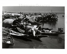 Press Photo Sampans and Dhows