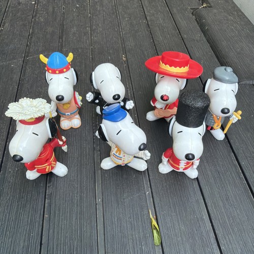 Snoopy world tour - snoopy, figures