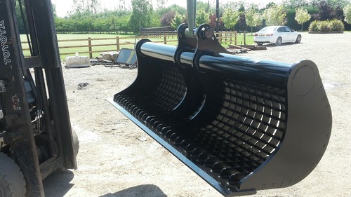 Digger bucket riddle bucket