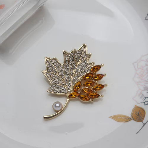Gold maple leaf brooch - maple, amber