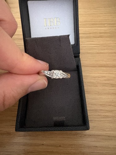 9ct white gold - gold, diamond