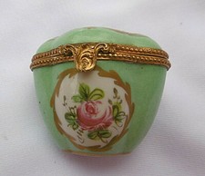 VINTAGE / ANTIQUE PORCELAIN  PATCH PILL SNUFF BOX - FLORAL  DESIGN - MAKERS MARK