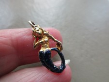 VINTAGE RETRO OLD GOLD TONE COLD PAINTED ENAMEL PRETTY MERMAID FOB CHARM PENDANT