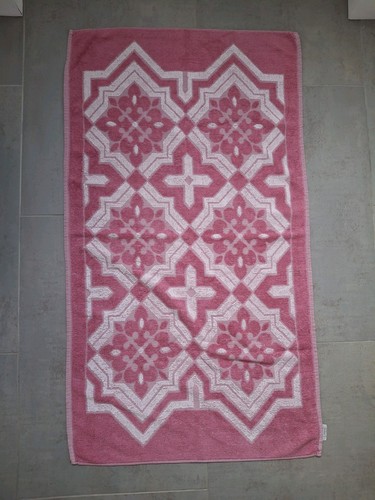 Vintage retro pink bath towel - pink,