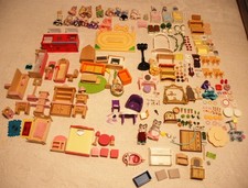 SYLVANIAN FAMILIES BUNDLE 20 FIGURES 10 SETS & WOODEN DOLL HOUSE as per photos