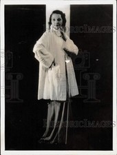 1934 Press Photo Woman models