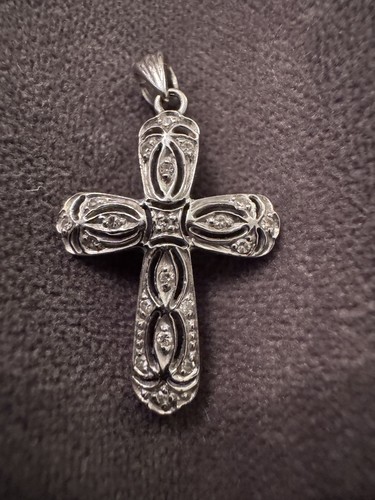 Stunning white gold diamond - 9k,