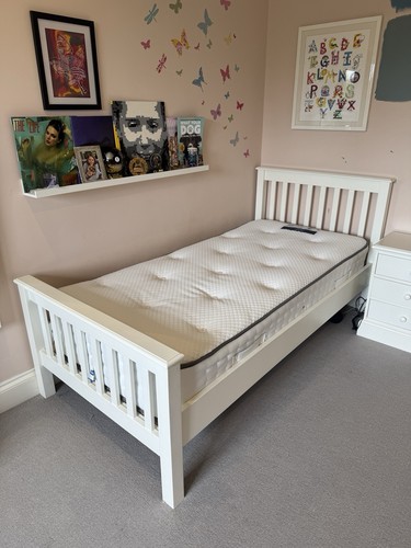 Immaculate single bed by - single, (by