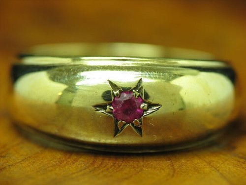 Yellow gold ruby ring - /8ct, 333