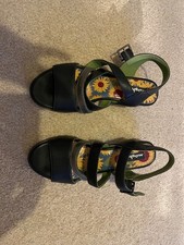 Moshulu black and gold heeled women's sandals size 6